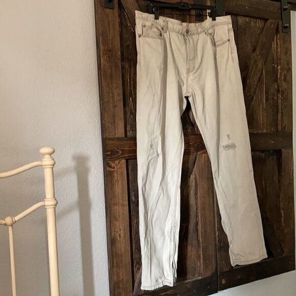 MNML light grey Tapered Jeans w/ some distress - Picture 2 of 10